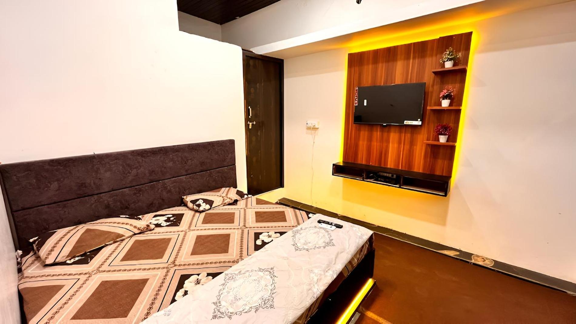 Pallav Guest House Ujjain Esterno foto