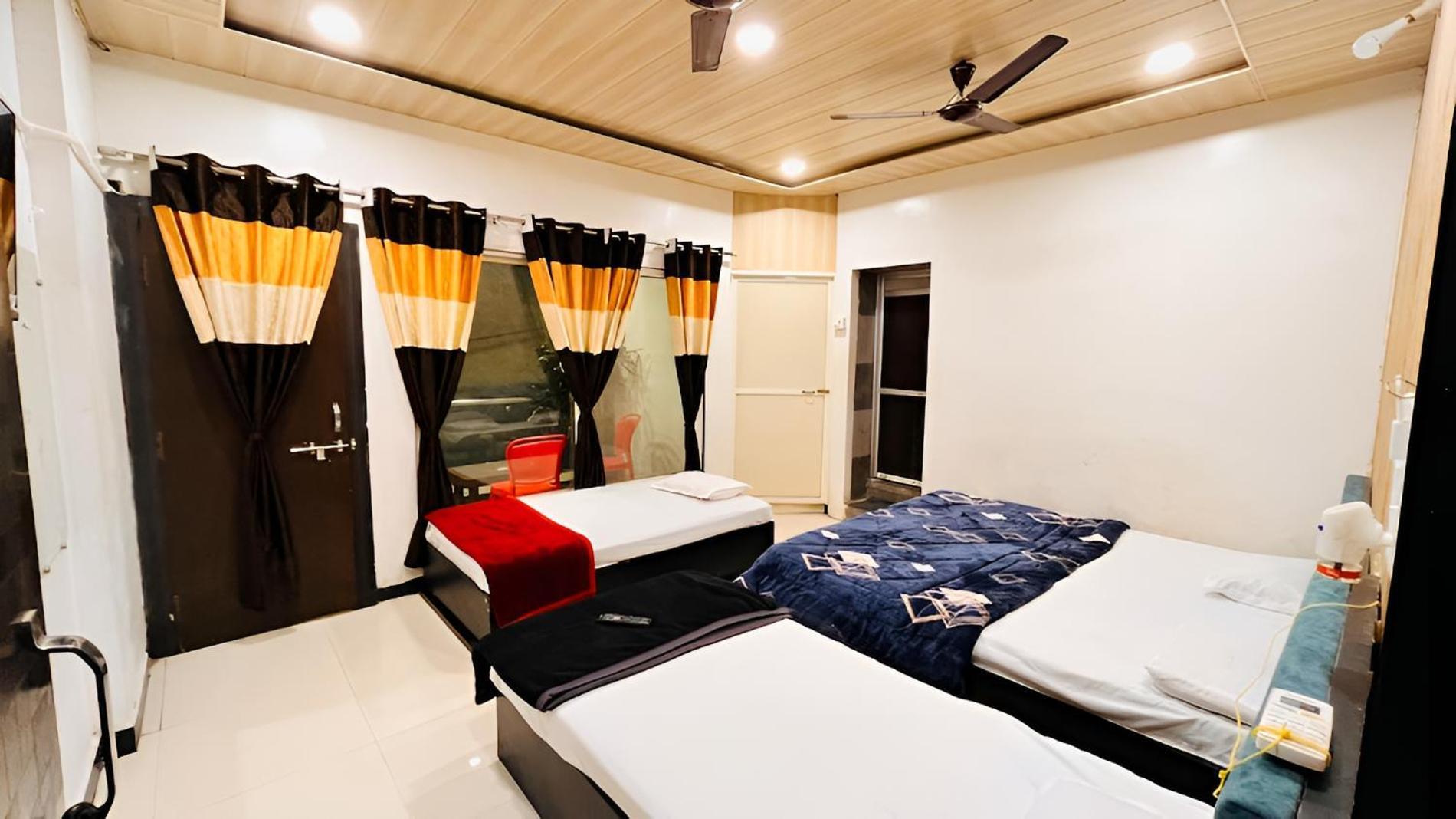 Pallav Guest House Ujjain Esterno foto